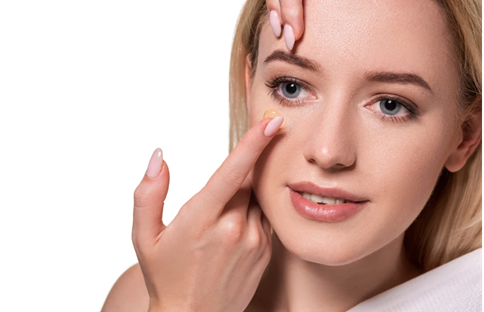 Infographic showing contact lens care tips to prevent dryness, irritation, and eye infections