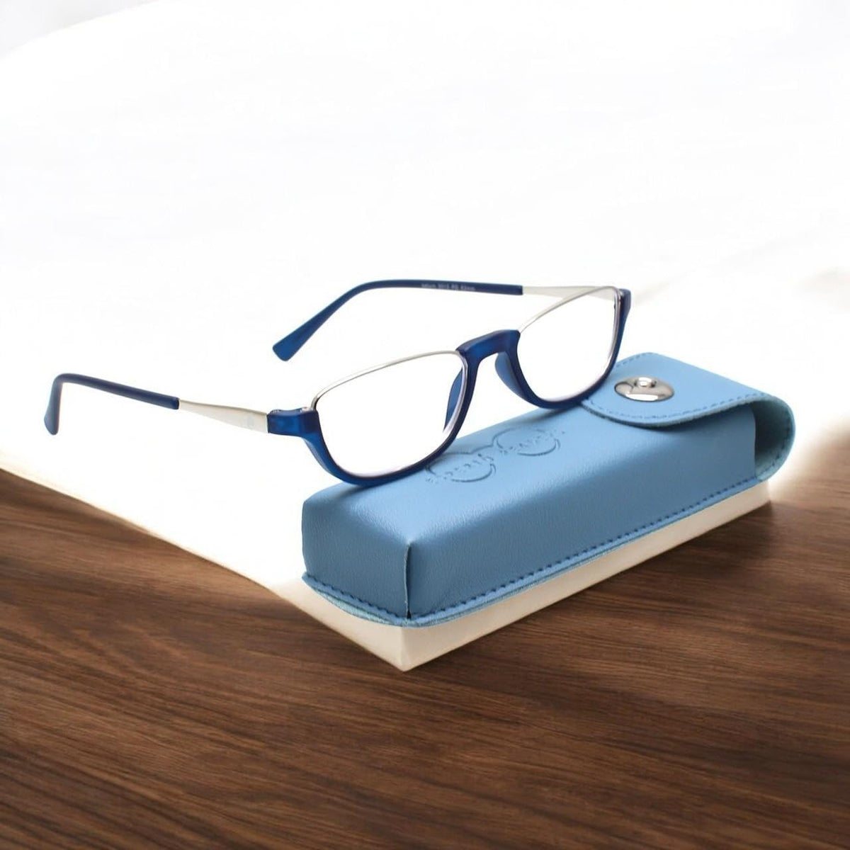 Esperto Saturn Blue blue cut reading glasses, lifestyle view
