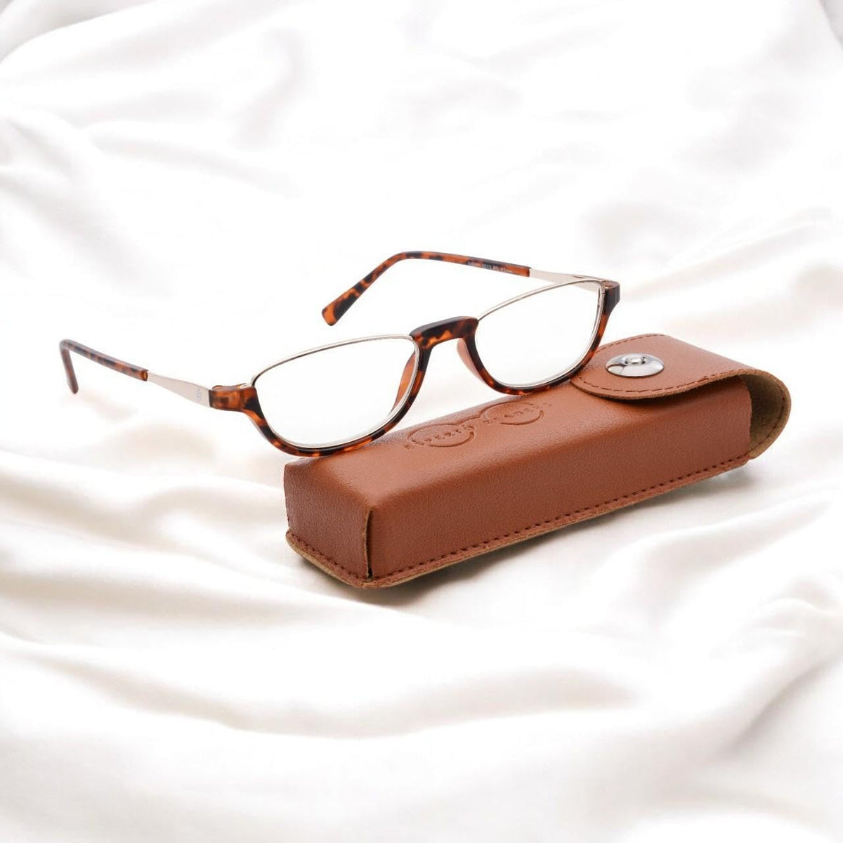 Esperto Saturn Brown blue cut reading glasses, lifestyle view